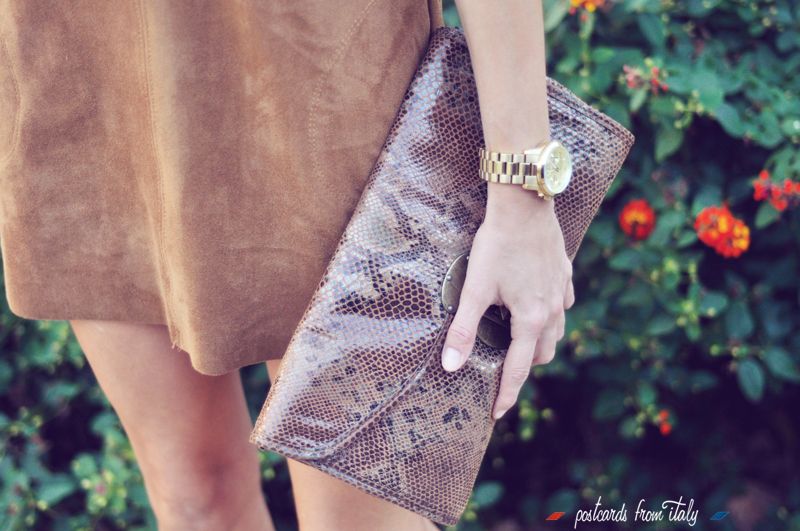 Vestido de ante de Zara con bolso de piel de serpiente'