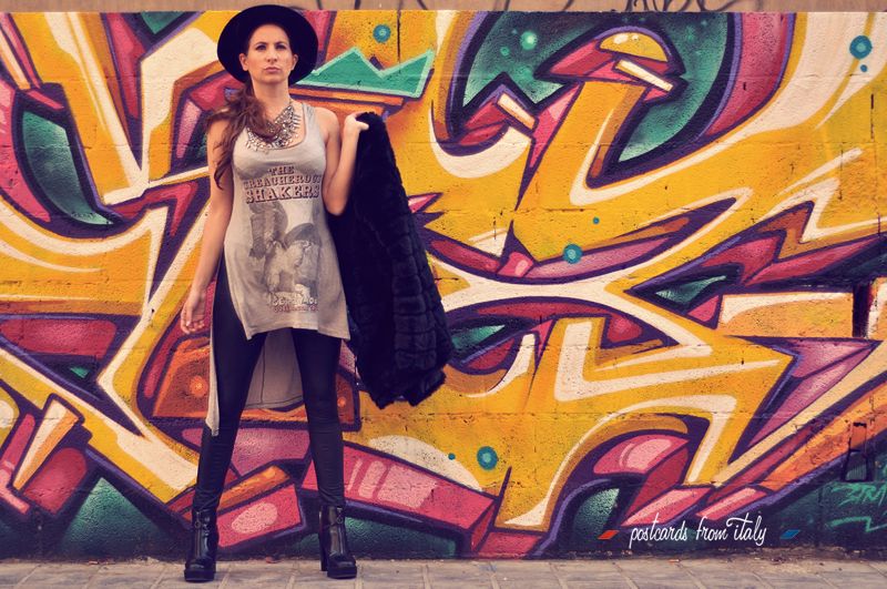 Outfit de abrigo de pelo de estilo boho y rockero, y sombrero de fieltro