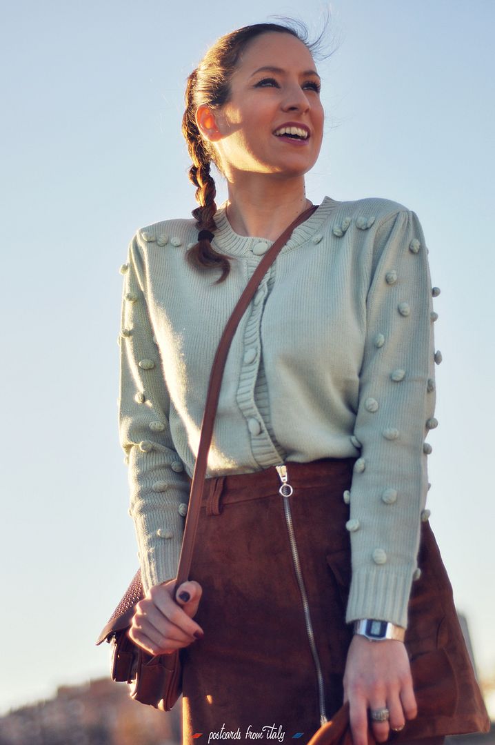Falnda de ante marrón de pull&bear y jersey de bolitas de pepa loves estilo setentero.'