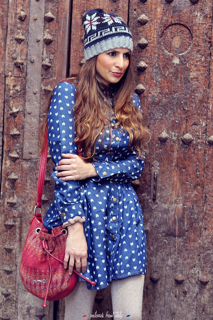 Outfit con vestido cat denim de Minueto y gorro de lana. Denim cat dress of Minueto and woolly hat