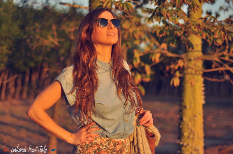 falda y camisa de jeans con botines y jersey de lana '