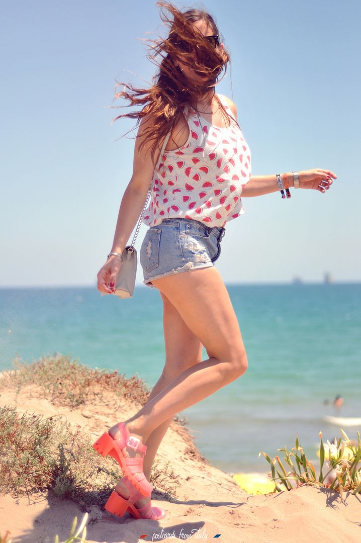 Camiseta de sandias con shorts y cangrejeras. Watermelo t-shirt with shorts and jelly shoes.