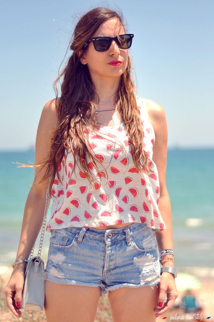 Camiseta de sandias con shorts y cangrejeras. Watermelo t-shirt with shorts and jelly shoes.