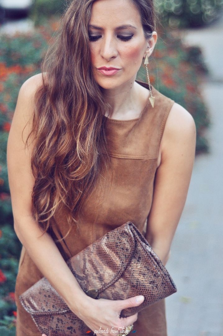 Vestido de ante de Zara con bolso de piel de serpiente'