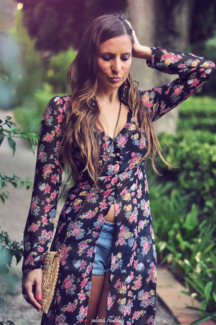 Outfit en el parque con kimono de flores y short vaquero.'