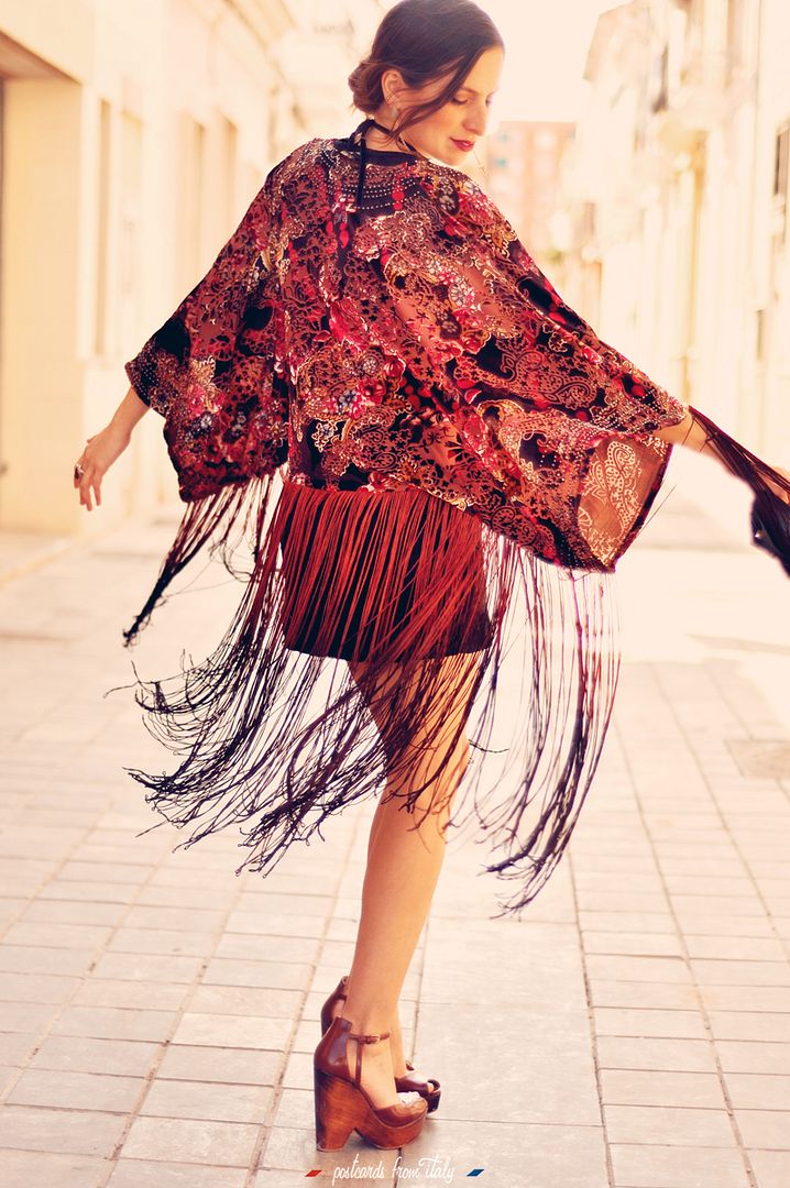 Outfit con kimono de flecos. Fringe Kimono.