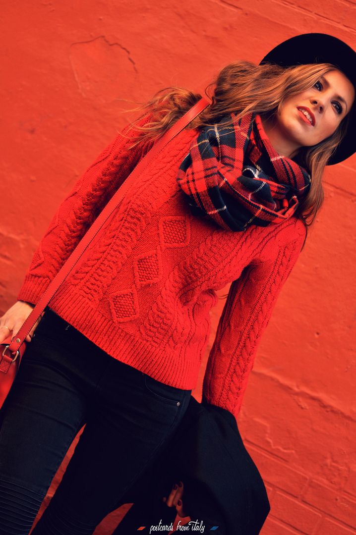 jersey rojo de oysho y vaqueros moteros negros con bufandaa cuadros y sombrero negro '