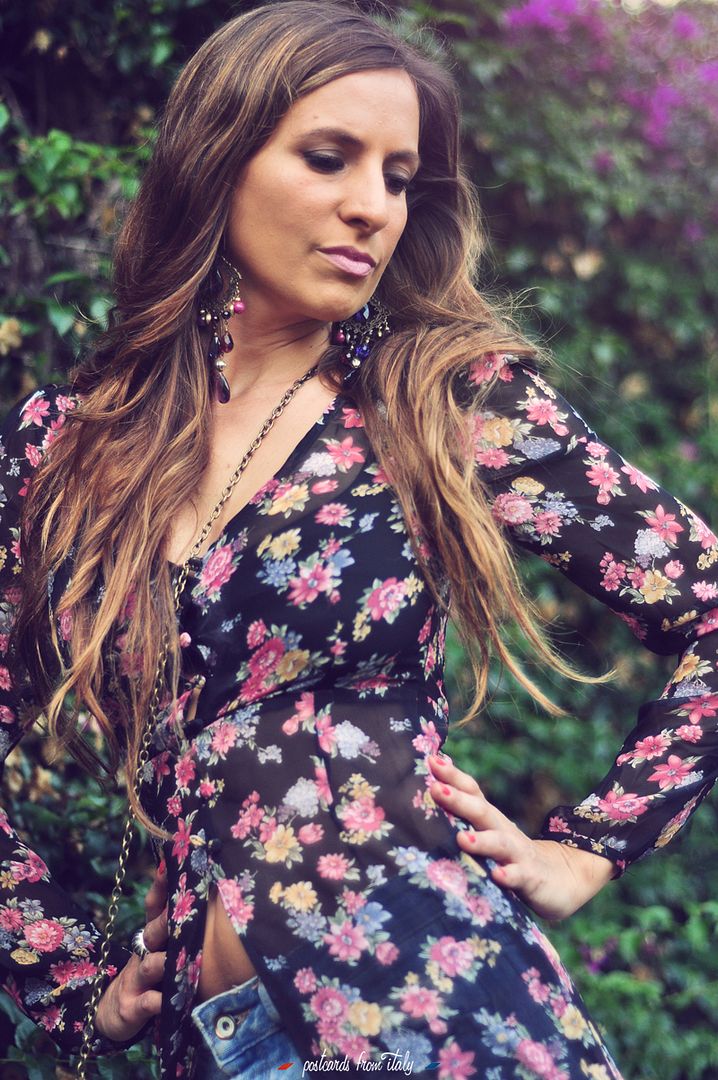 Outfit en el parque con kimono de flores y short vaquero.'