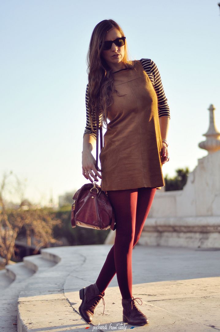 vestido de ante, camiseta de rayas y bluchers picados'