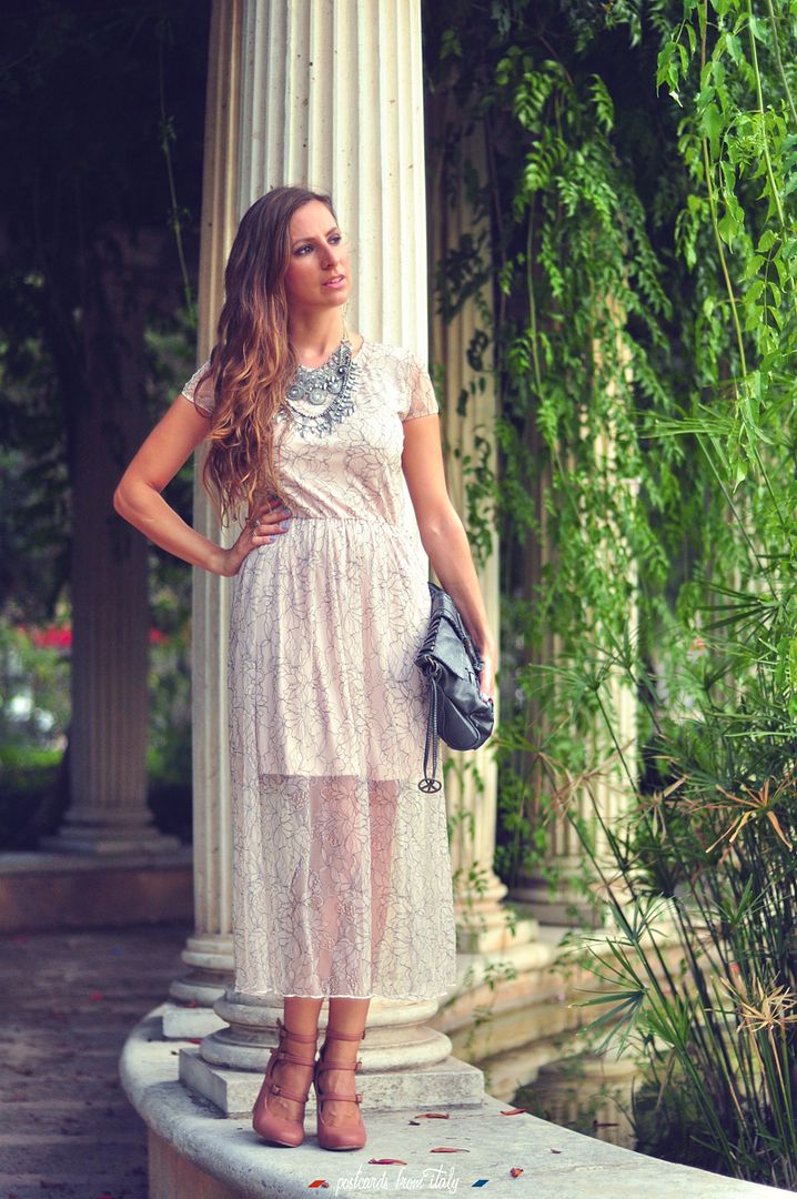 Outfit vestido de Zara con encaje y zapatos rosas de Kling.'