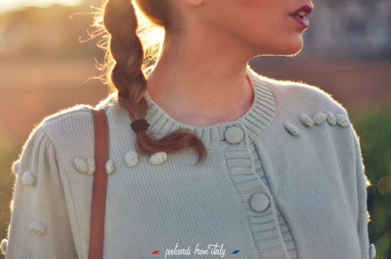 Falnda de ante marrón de pull&bear y jersey de bolitas de pepa loves estilo setentero.'