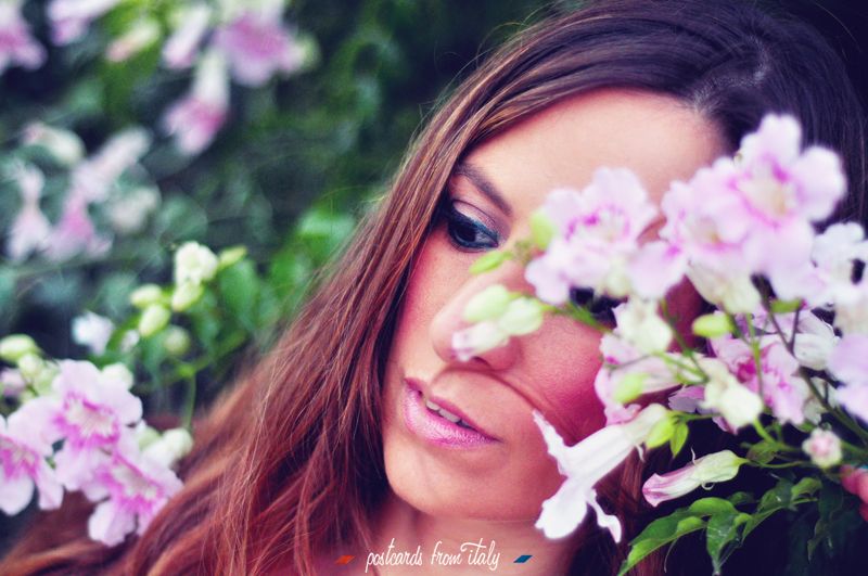 Outfit vestido rosa. Fondo de flores