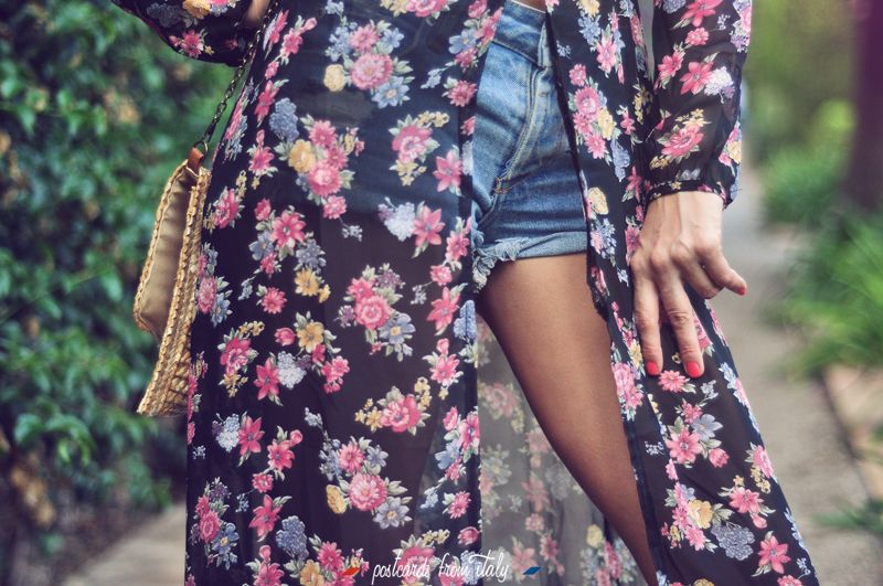 Outfit en el parque con kimono de flores y short vaquero.'