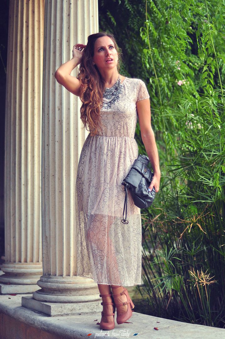 Outfit vestido de Zara con encaje y zapatos rosas de Kling.'