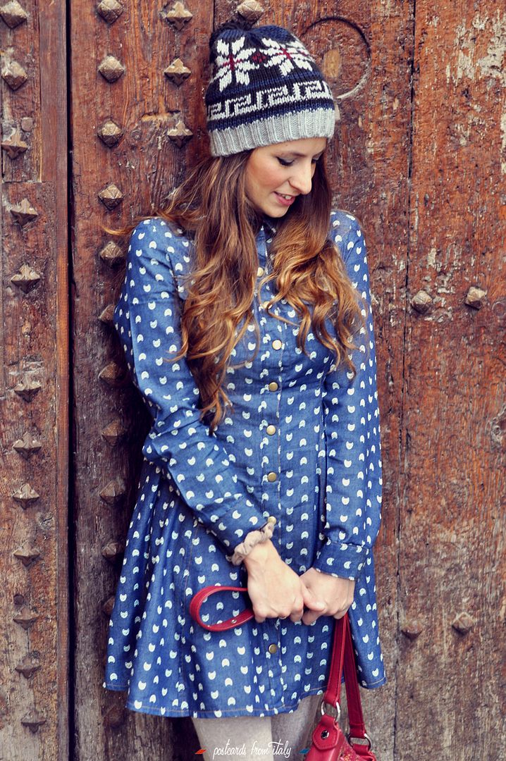 Outfit con vestido cat denim de Minueto y gorro de lana. Denim cat dress of Minueto and woolly hat