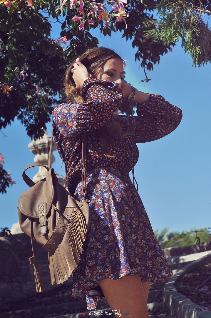 Outfit de vestido de flores estilo boho y botas camperas de Mango