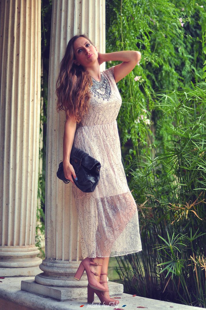 Outfit vestido de Zara con encaje y zapatos rosas de Kling.'