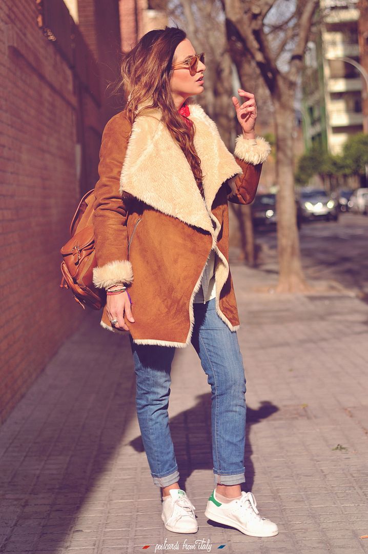 Outfit con abrigo de corderito, pañuelo parsley y adidas stan smith