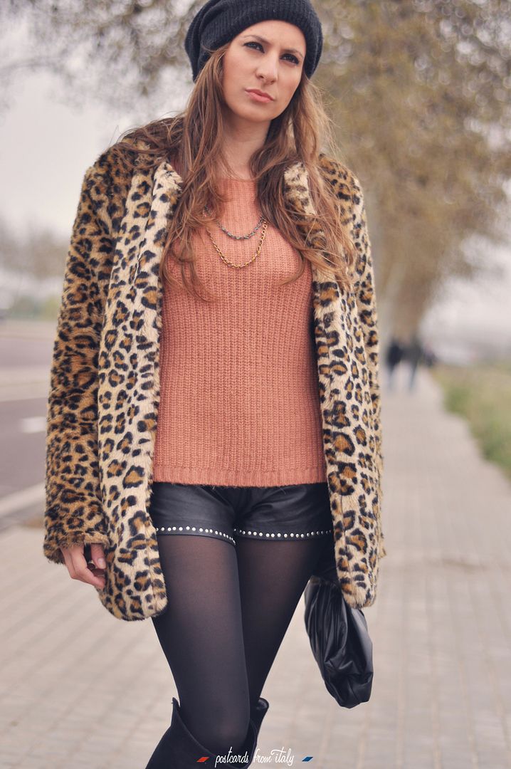 Estilo boho, abrigo de leopardo con botas altas y short polipiel.'