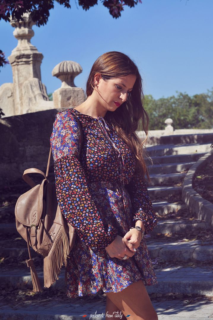 Outfit de vestido de flores estilo boho y botas camperas de Mango
