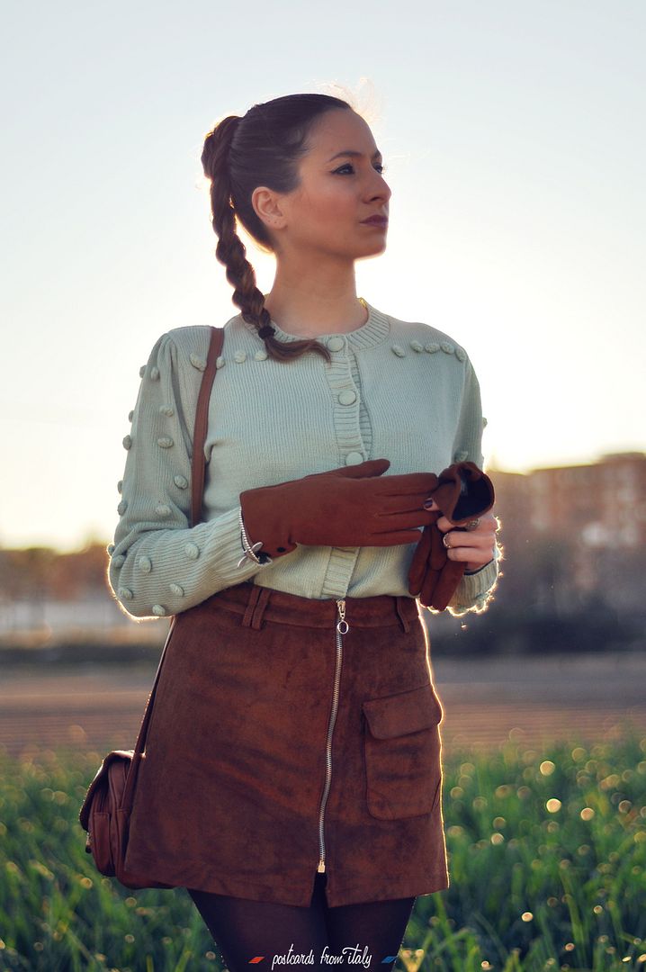 Falnda de ante marrón de pull&bear y jersey de bolitas de pepa loves estilo setentero.'