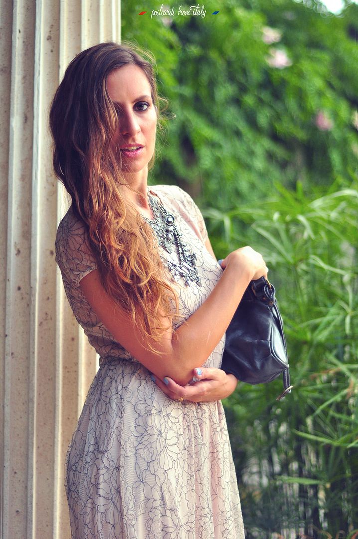 Outfit vestido de Zara con encaje y zapatos rosas de Kling.'