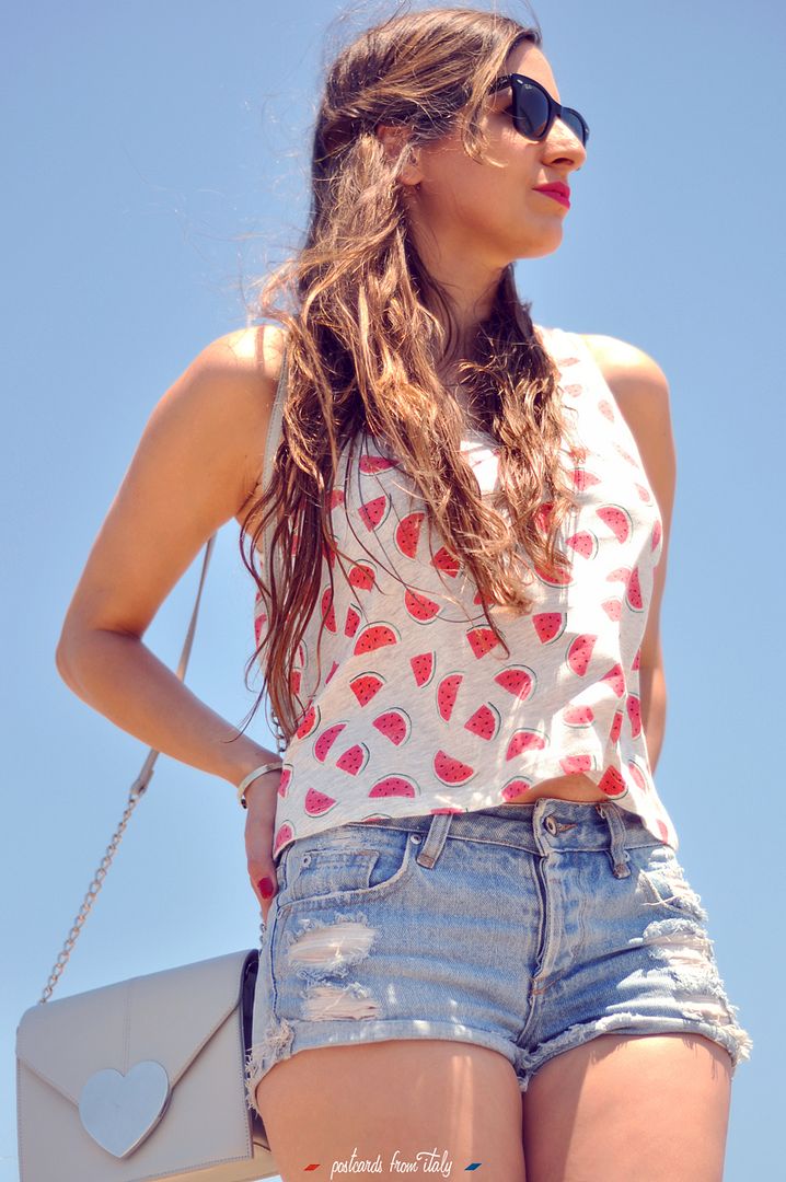 Camiseta de sandias con shorts y cangrejeras. Watermelo t-shirt with shorts and jelly shoes.