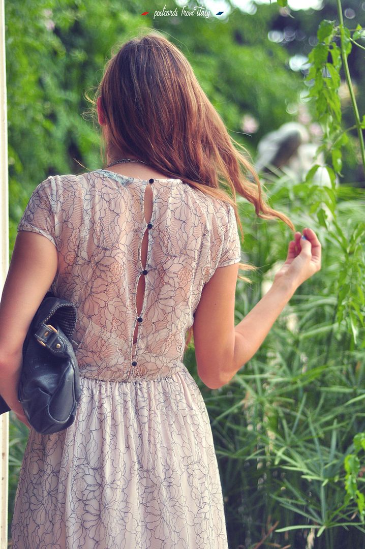 Outfit vestido de Zara con encaje y zapatos rosas de Kling.'