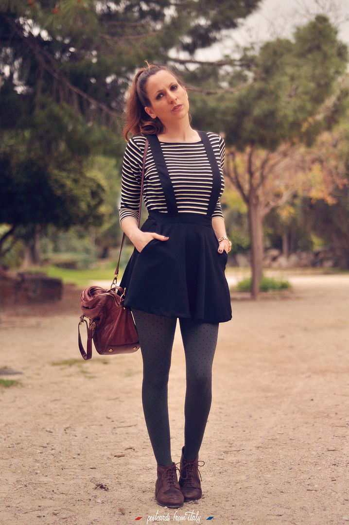 Pichi negro con camiseta a rayas y medias a lunares de calzedonia'