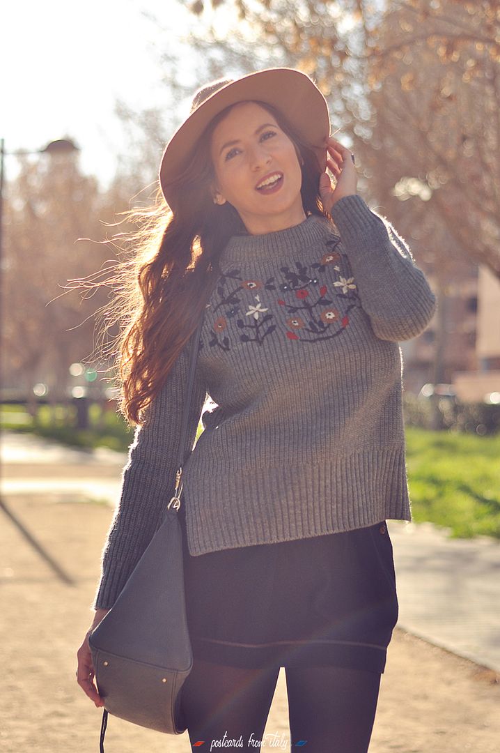 Outfit de jersey de flores de zara, falda preppy y sombrero de ala ancha