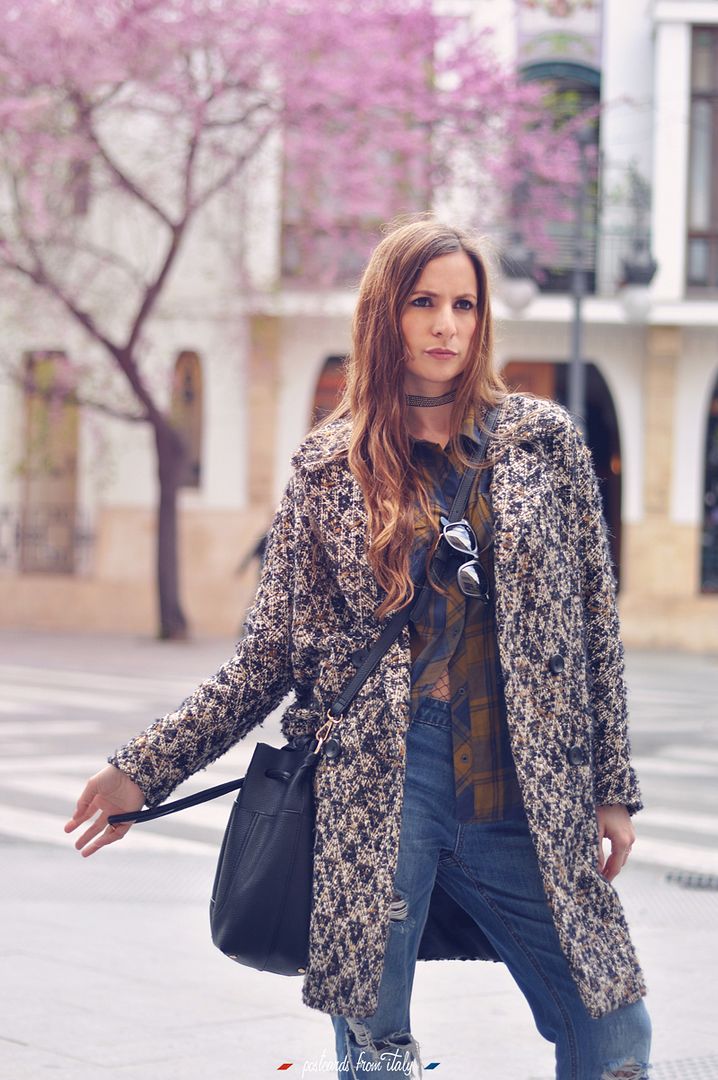 Outfit jeans boyfriend, camisa a cuadros y medias de rejilla (fishnet stocking).