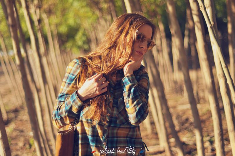 Camisa de cuadros y flecos de Pull&Bear. Gafas Rayban ice pops'