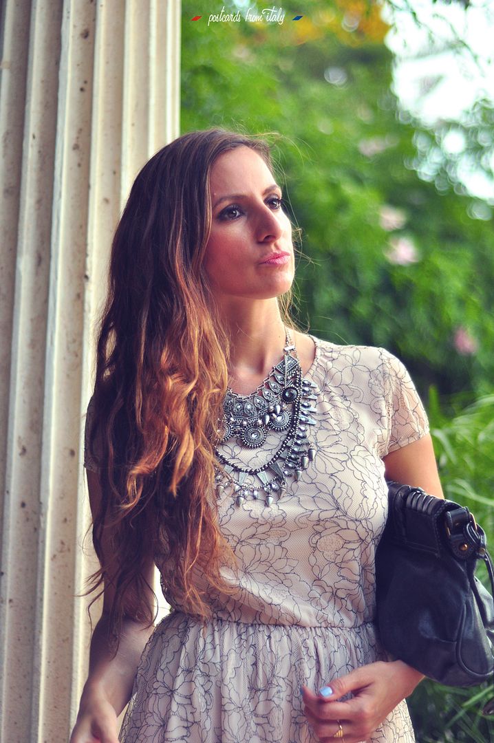 Outfit vestido de Zara con encaje y zapatos rosas de Kling.'