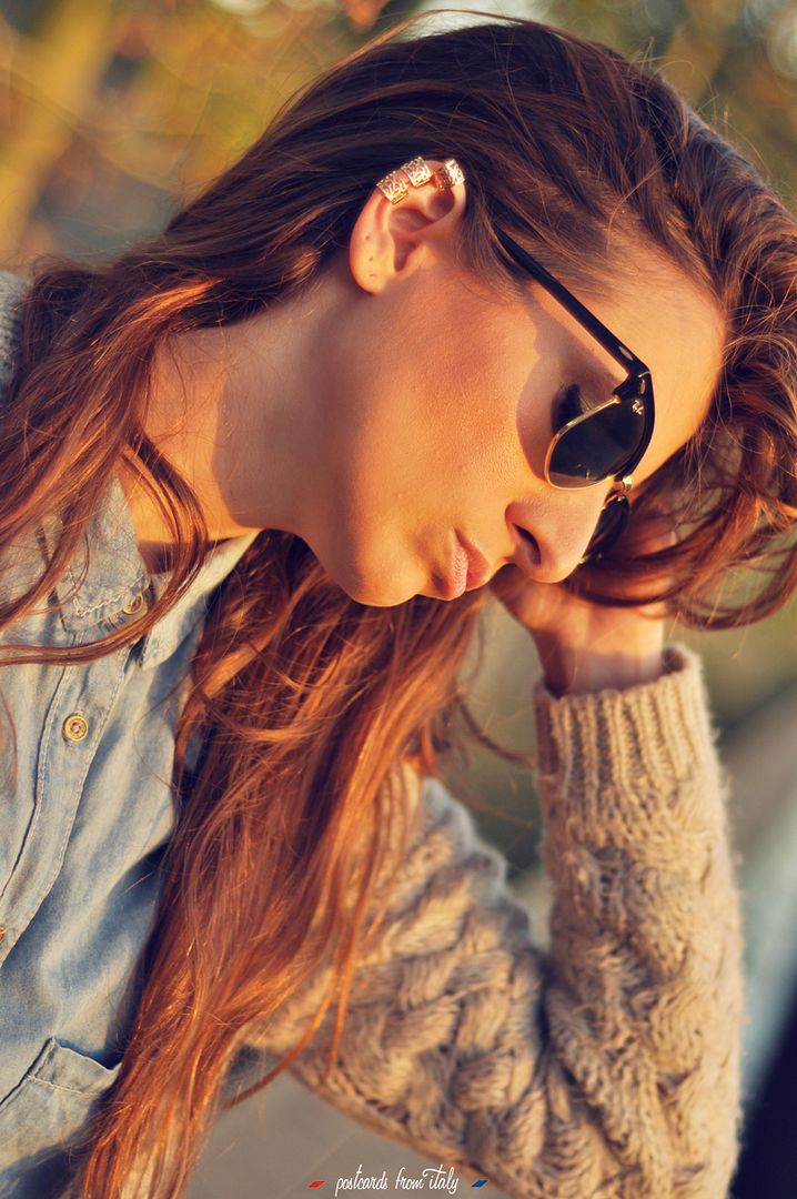 falda y camisa de jeans con botines y jersey de lana '