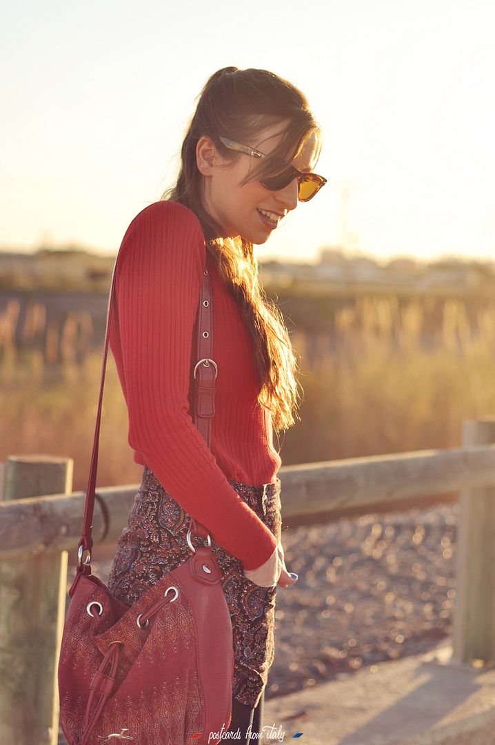 Estilo seventies con gafas polarizadas Roberto y falda talle alto y cierre delantero.'