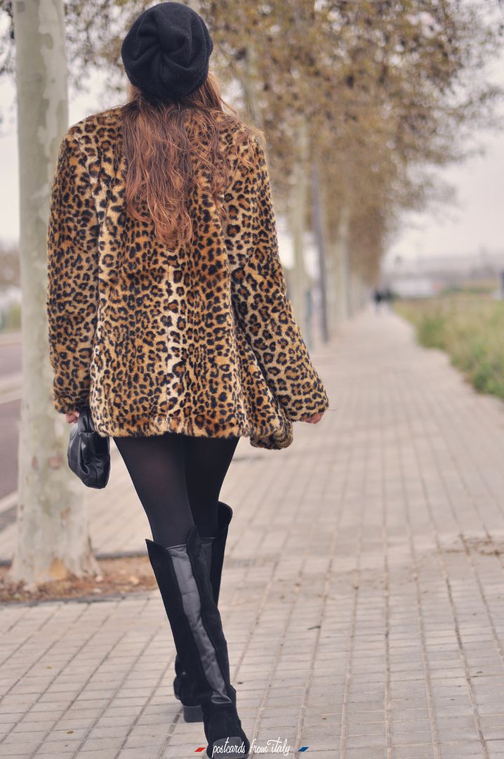 Estilo boho, abrigo de leopardo con botas altas y short polipiel.'