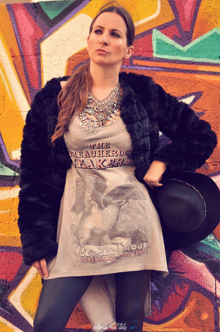 Outfit de abrigo de pelo de estilo boho y rockero, y sombrero de fieltro