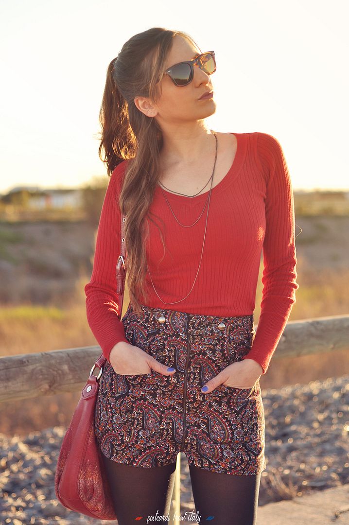 Estilo seventies con gafas polarizadas Roberto y falda talle alto y cierre delantero.'