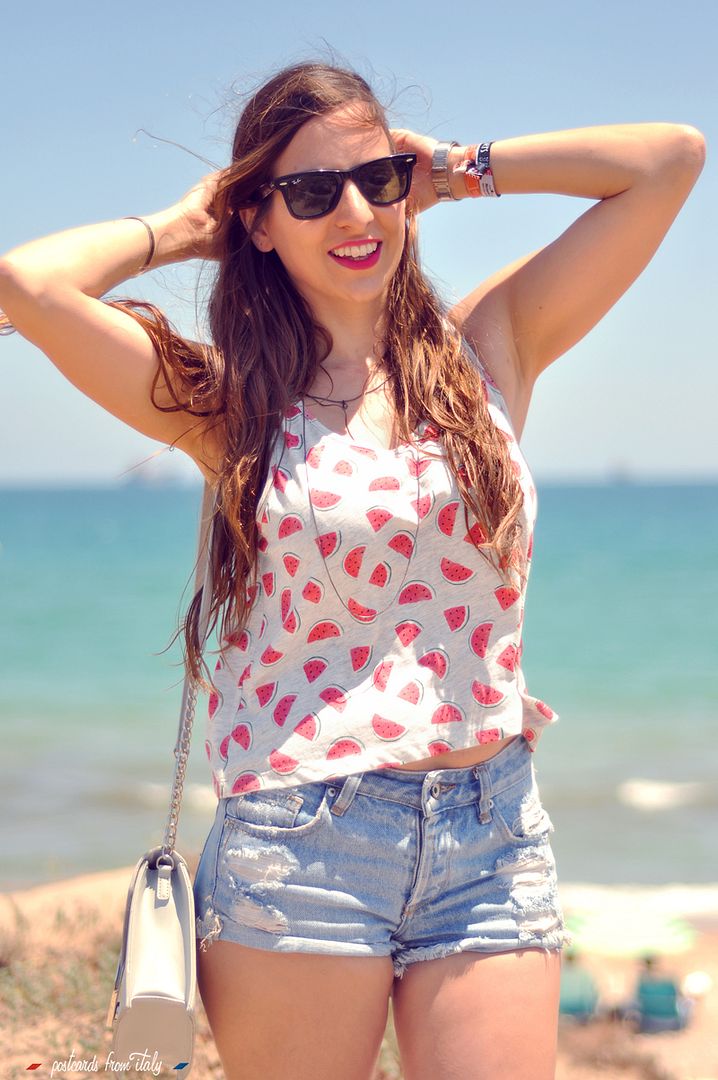 Camiseta de sandias con shorts y cangrejeras. Watermelo t-shirt with shorts and jelly shoes.