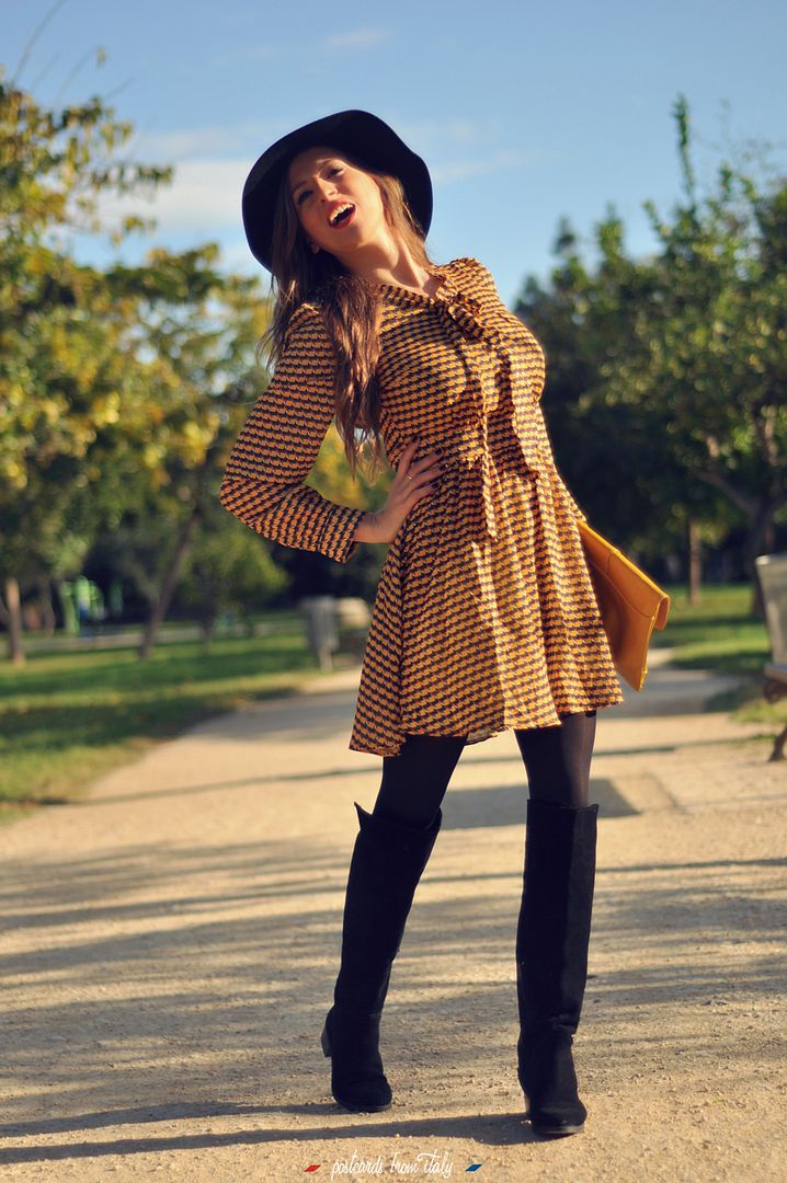 Vestido de Minueto modelo Sandra amarillo, sombrero y botas negras.'