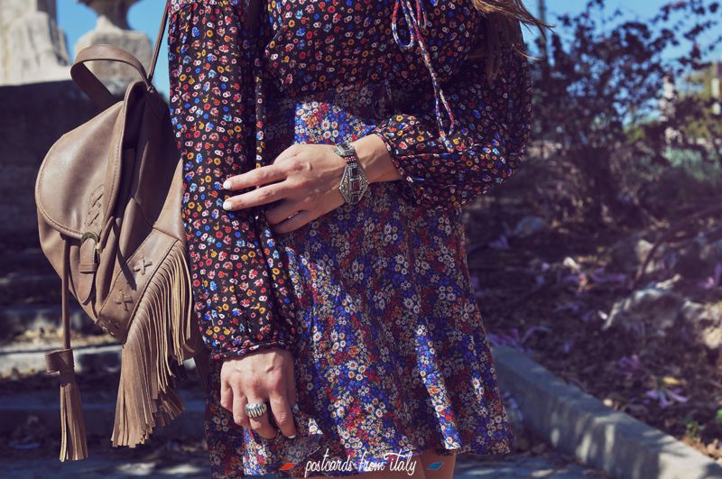 Outfit de vestido de flores estilo boho y botas camperas de Mango