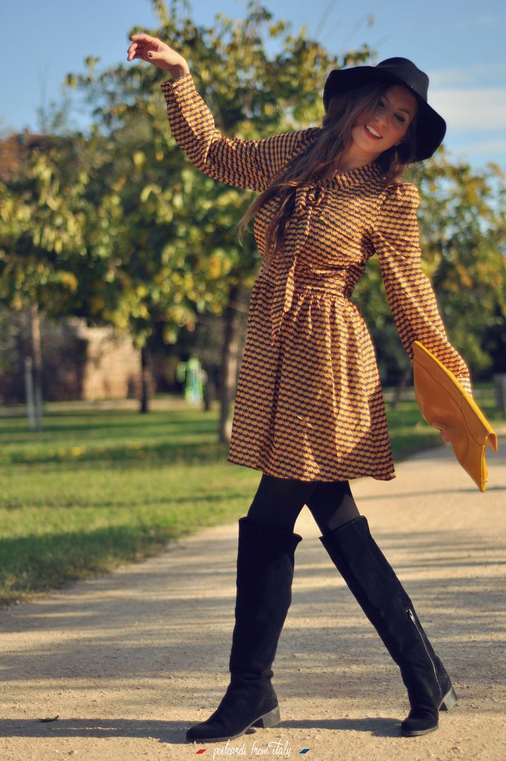 Vestido de Minueto modelo Sandra amarillo, sombrero y botas negras.'