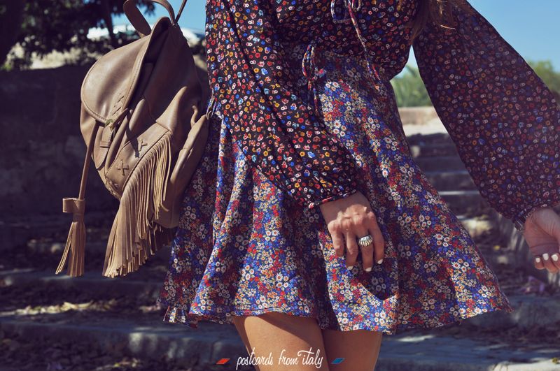Outfit de vestido de flores estilo boho y botas camperas de Mango