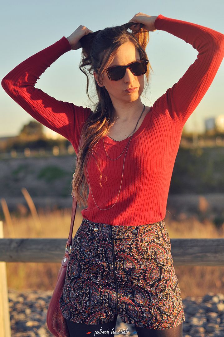 Estilo seventies con gafas polarizadas Roberto y falda talle alto y cierre delantero.'