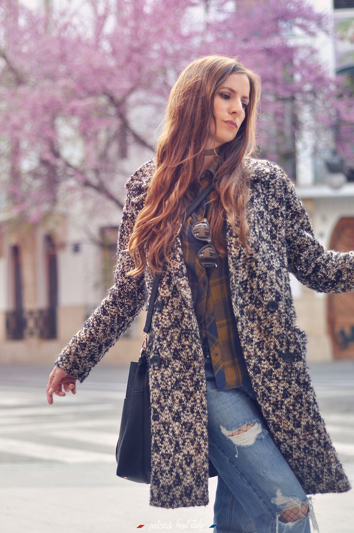 Outfit jeans boyfriend, camisa a cuadros y medias de rejilla (fishnet stocking).