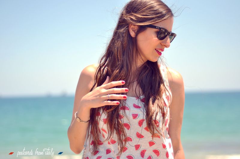 Camiseta de sandias con shorts y cangrejeras. Watermelo t-shirt with shorts and jelly shoes.