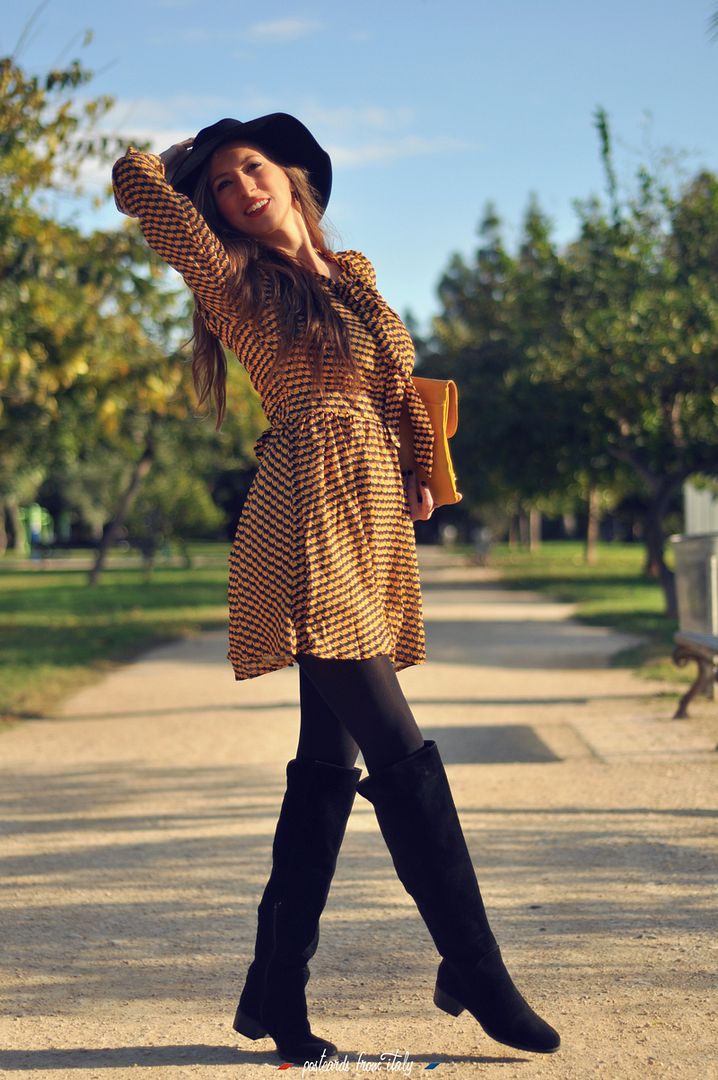 Vestido de Minueto modelo Sandra amarillo, sombrero y botas negras.'