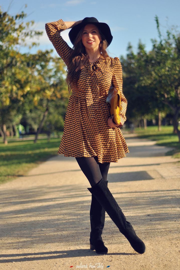 Vestido de Minueto modelo Sandra amarillo, sombrero y botas negras.'
