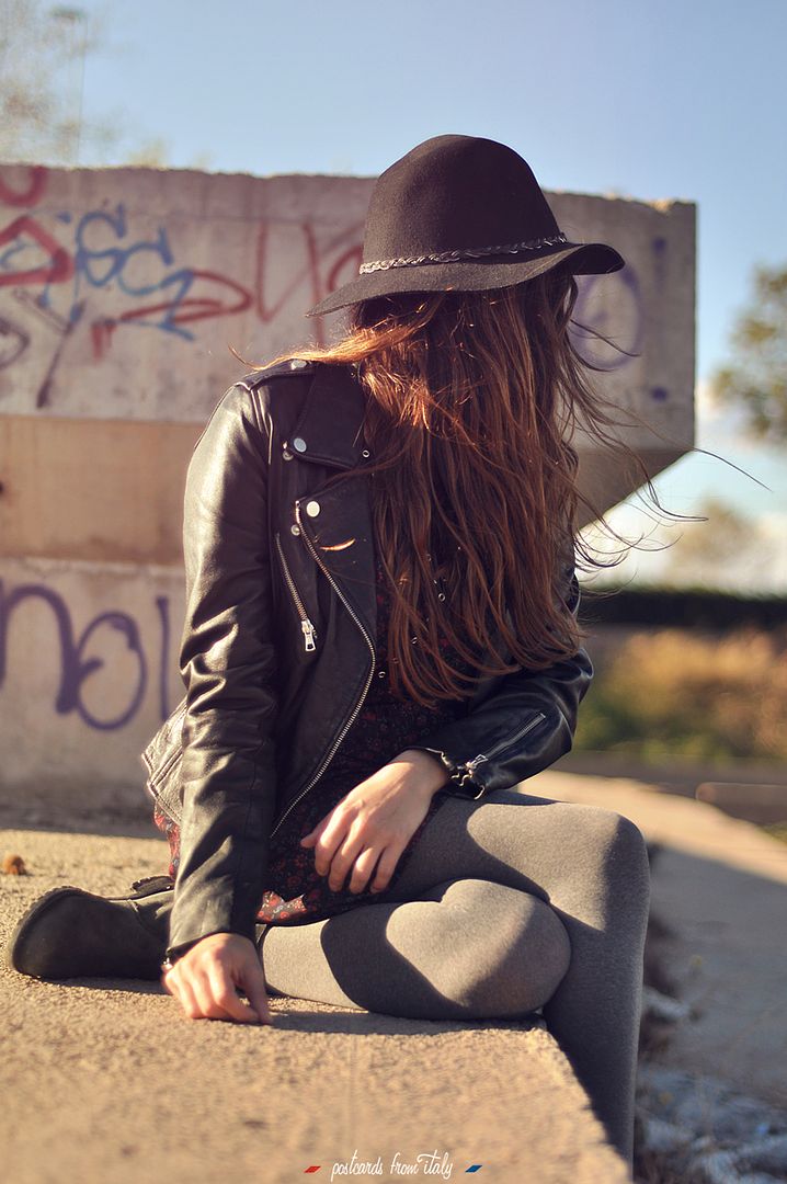 Outfit con chupa/chaqueta/biker de cuero, vestido floreado y sombrero de fieltro