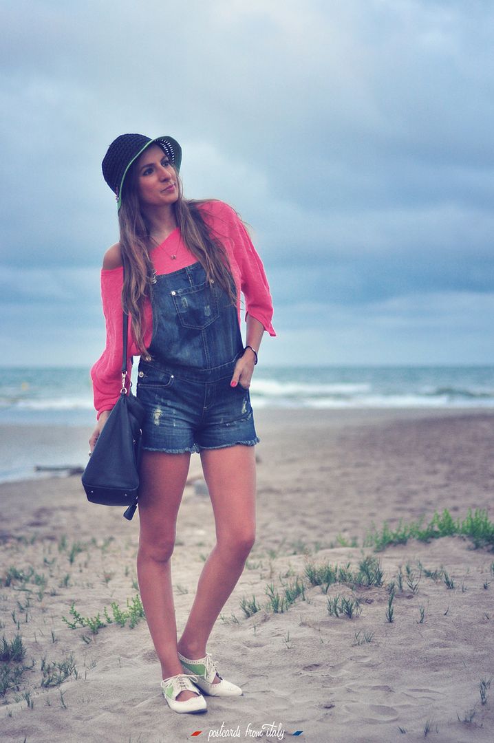 Outfit en la playa con pichi vaquero y sombrero de Bimba y Lola.'